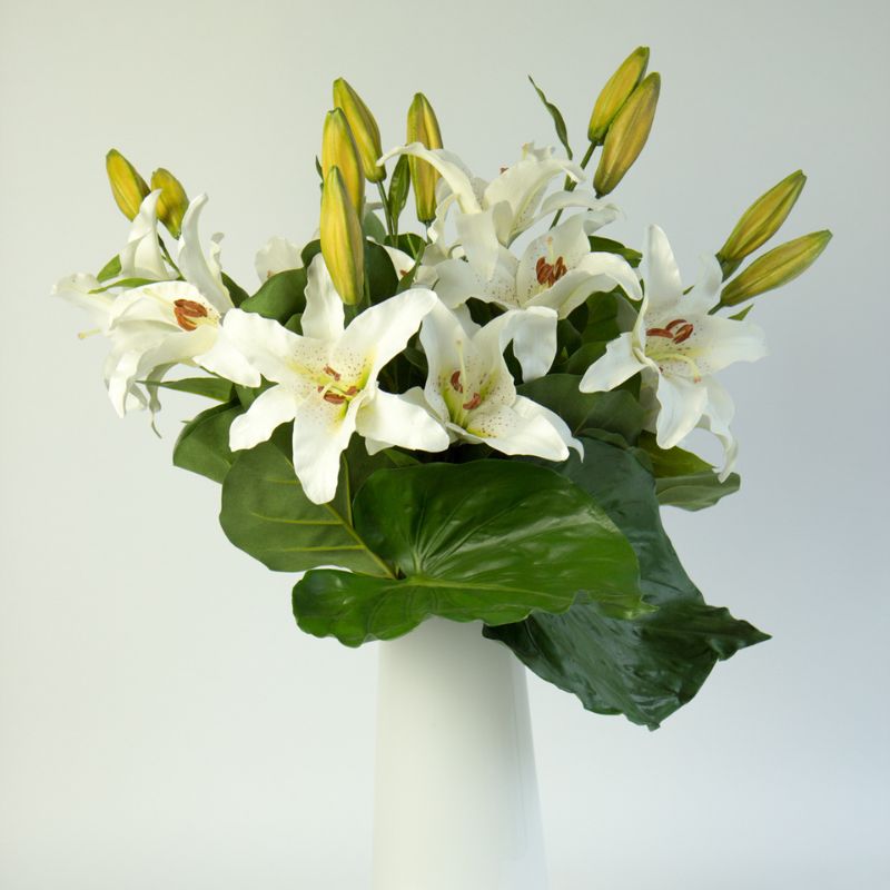 lily-flower-arrangement-sympathy